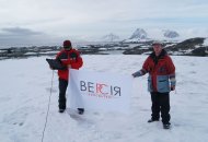 Прапор компанії «Версія» в Антарктиці