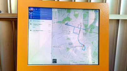 С помощью сенсорного экрана можно построить маршрут своего передвижения по городу на общественном транспорте или пешком